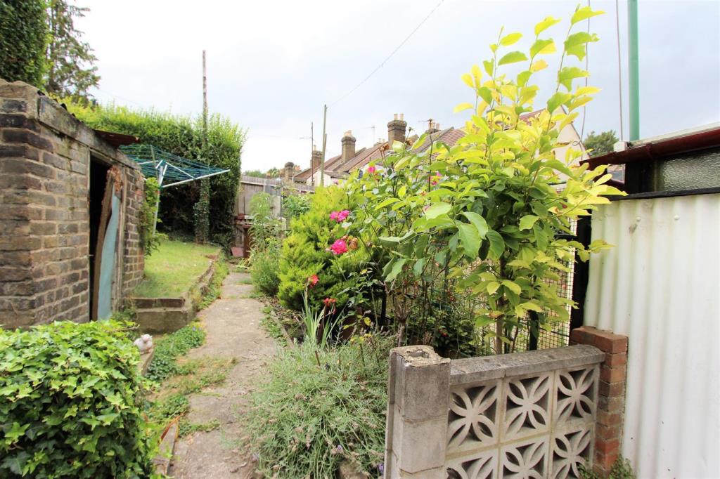 Lot: 77 - MID-TERRACE HOUSE FOR INVESTMENT - Garden